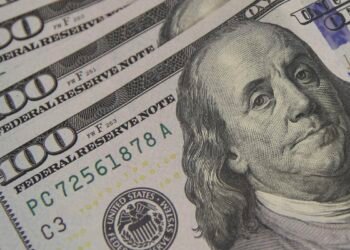 Dólar sobe para R$ 6,08 após iniciar dia em queda