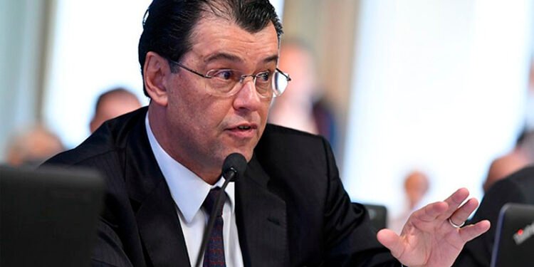 Reforma Tributária: Eduardo Braga inclui refino de petróleo na Zona Franca de Manaus para evitar prejuízos