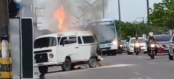 Kombi pega fogo na manhã desta segunda-feira, 16/12, em posto de combustíveis da zona Norte de Manaus (Foto: Reprodução/ internet)