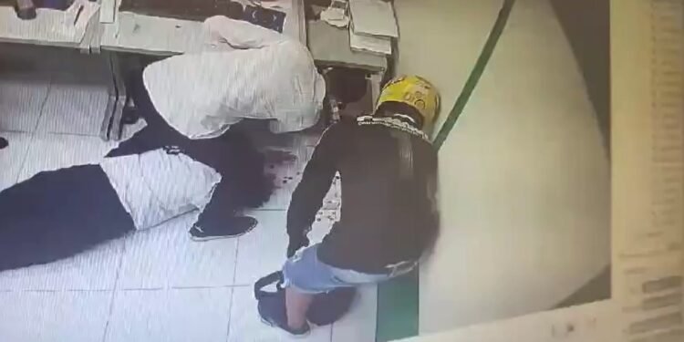 Funcionária é rendida durante assalto a farmácia no Japiim (Foto: Reprodução/ internet)