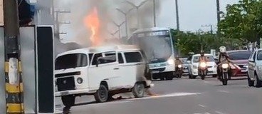 Kombi pega fogo na manhã desta segunda-feira, 16/12, em posto de combustíveis da zona Norte de Manaus (Foto: Reprodução/ internet)