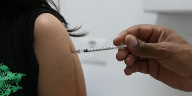 Vacinas contra covid-19 serão enviadas até terça para todo o Brasil