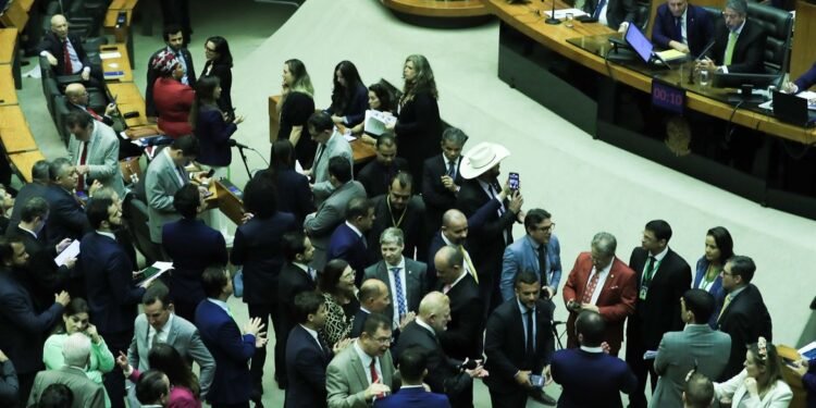 Câmara responde a Dino e diz que líderes cumpriram lei sobre emendas