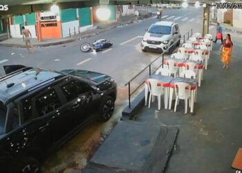 Vídeo: Motociclista em alta velocidade perde o controle, colide com carro estacionado e cai na rua
