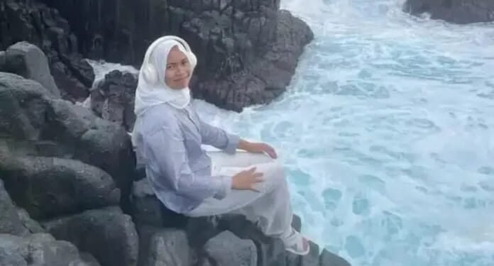 Vídeo: Mulher é ‘levada pelo mar’ após posar para foto na Indonésia