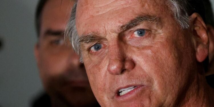 Bolsonaro pede autorização para ir à missa pela mãe de Valdemar