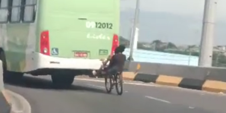 Vídeo: Jovens se arriscam 'pegando carona' na traseira de ônibus em Manaus