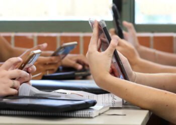 Proibição dos celulares em salas de aula SP: como era, como ficou