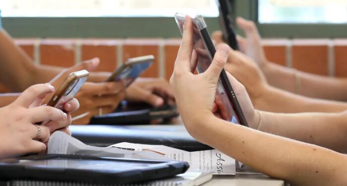 Proibição dos celulares em salas de aula SP: como era, como ficou