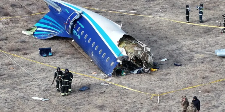 Brasileiros analisam caixas-pretas de avião que caiu no Cazaquistão