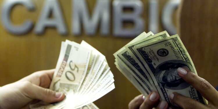 Dólar cai para R$ 6,10 e fecha no menor valor desde dezembro