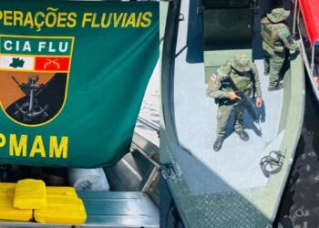 Cerca de 5 tabletes de, supostamente, cloridrato de cocaína, foram apreendidos (Fotos: Divulgação/ PMAM)