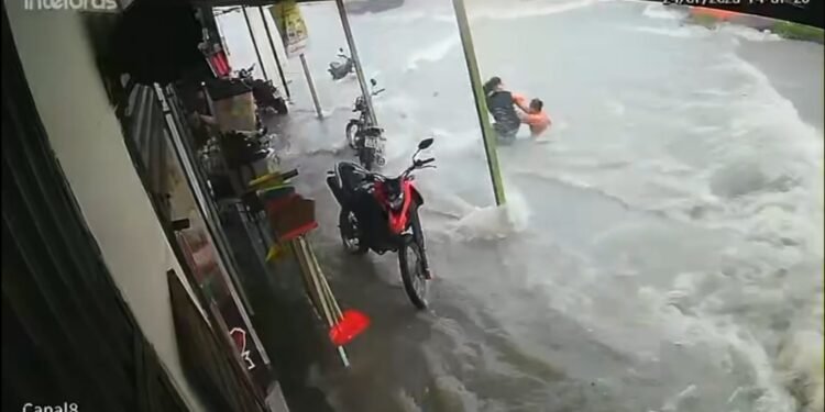 ‘Espírito heroico’, diz homem após resgatar mulher que era arrastada por enxurrada em Manaus