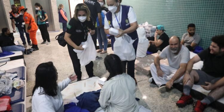 Passageiros deportados dos EUA recebem atendimento em Manaus após problema em voo