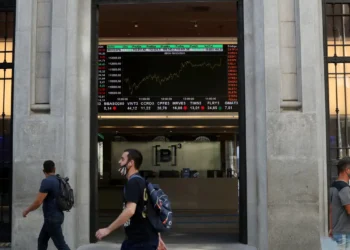 Bolsa sobe quase 2% e atinge maior nível em um mês e meio
