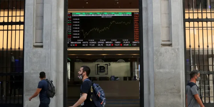 Bolsa sobe quase 2% e atinge maior nível em um mês e meio