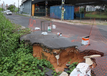 Cratera e falta de água preocupam moradores de conjunto no Nossa Senhora das Graças, em Manaus
