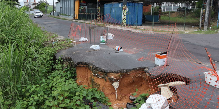 Cratera e falta de água preocupam moradores de conjunto no Nossa Senhora das Graças, em Manaus
