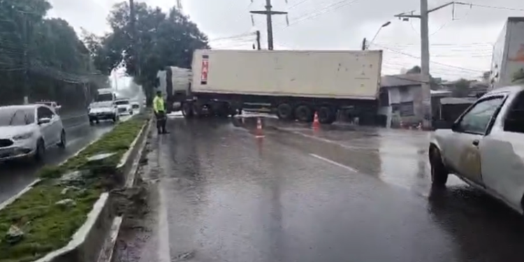 Carreta bloqueia avenida Rodrigo Otávio e trânsito é desviado no Coroado