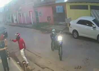 Vídeo: Casal é ameaçado com arma em assalto no bairro Lírio do Vale, em Manaus