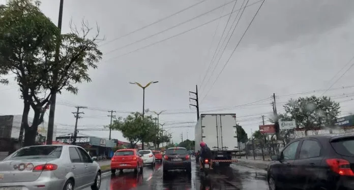 Chuva forte em Manaus deixa bairros sem energia elétrica neste sábado