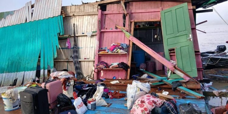 Flutuante destruído em Manicoré