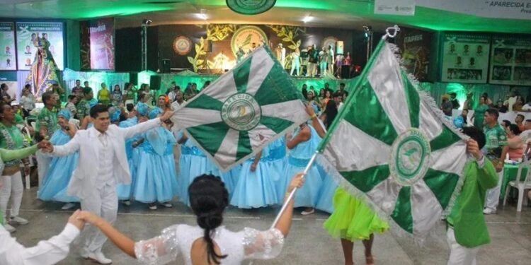 Foliões entram no ritmo carnavalesco com os ensaios e festas das escolas de samba