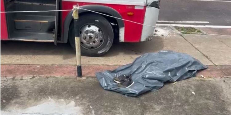 Homem é atropelado por micro-ônibus