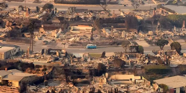 Bairro completamente devastado pelos incêndios em LA (Foto: Reprodução/AFP)