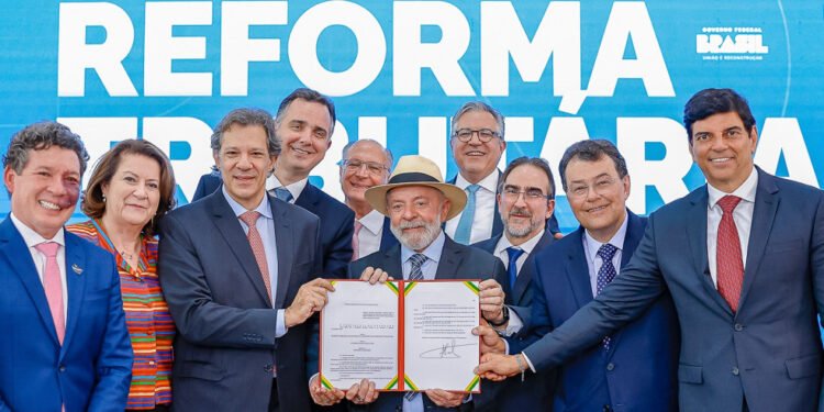 Autoridades durante cerimônia de sanção da regulamentação da Reforma Tributária (Foto: Ricardo Stuckert/PR)