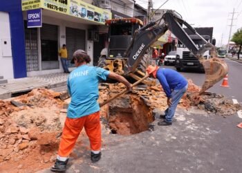 Lixo acumula, rompe drenagem e abre cratera na Autaz Mirim