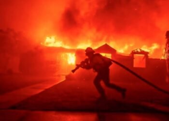 Los Angeles enfrenta o maior incêndio florestal de sua história