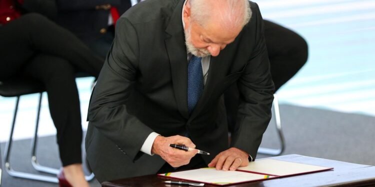 Lula sanciona com vetos renegociação das dívidas dos estados