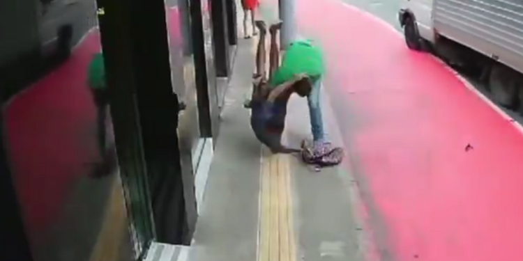 Lutador-de-jiu-jitsu-imobiliza