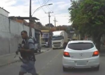 Motorista entra por engano em favela do RJ e pede 'perdão' à criminoso para não morrer