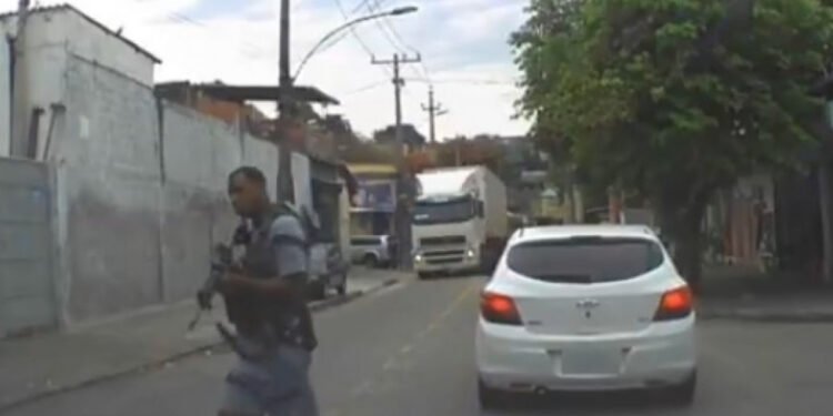 Motorista entra por engano em favela do RJ e pede 'perdão' à criminoso para não morrer