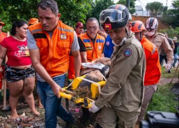 Mulher sendo resgatada após deslizamento no bairro Redenção (Foto: João Dejacy/Rios de Notícias)