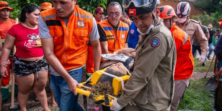 Mulher sendo resgatada após deslizamento no bairro Redenção (Foto: João Dejacy/Rios de Notícias)