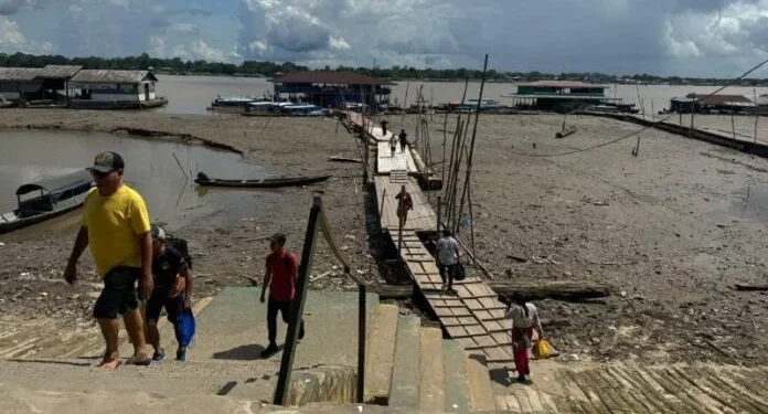 Seca histórica em Tabatinga no ano passado (Foto: Reprodução/Internet)