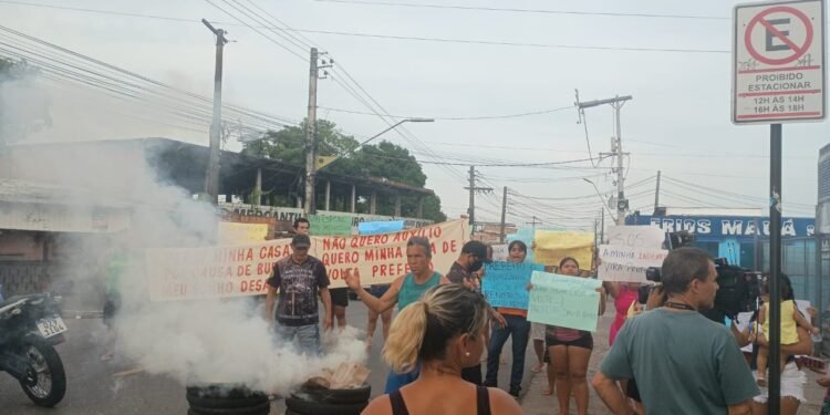 Moradores do bairro Mauazinho solicitam apoio a atingidos por deslizamento de terras na rua Senador Lucena (Foto: Divulgação/ Valdilene da Silva)