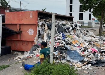 Caminhão de recicláveis tomba e causa congestionamento na avenida Margarita, na zona Norte de Manaus (Foto: Reprodução/ redes sociais)