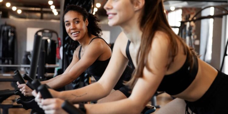 Carnaval 2025: exercícios cardiovasculares ajudam no preparo físico para acompanhar o ritmo dos blocos
