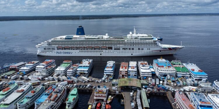 MS Aurora, maior cruzeiro da temporada, atraca no Porto de Manaus