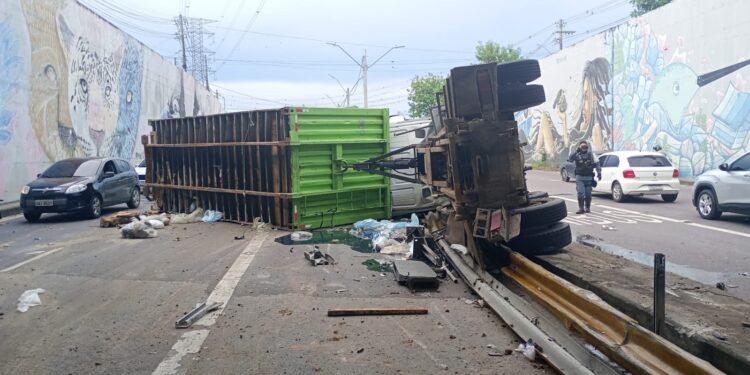 Caminhão de recicláveis tomba na zona Norte de Manaus (Foto: Reprodução/ redes sociais)