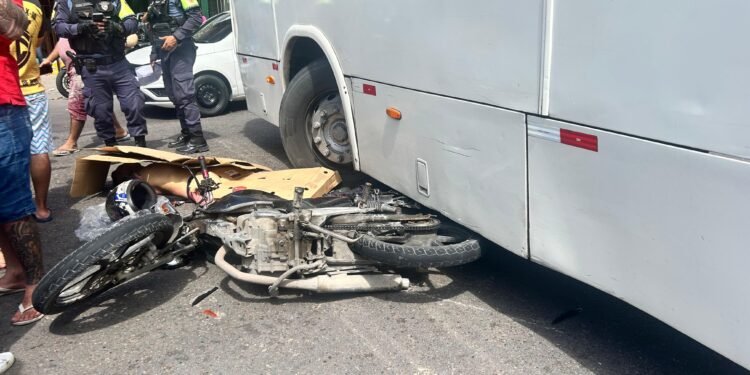 O IML realizou a remoção do corpo do motociclista (Foto: Reprodução/ redes sociais)