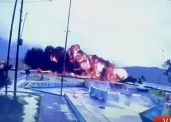 Avião de pequeno porte cai e explode no litoral de São Paulo