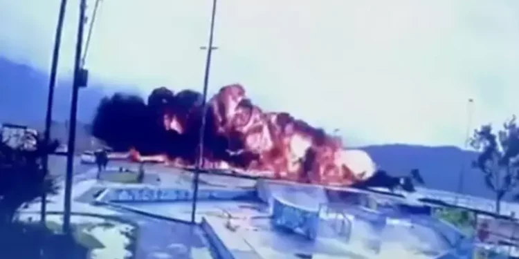 Avião de pequeno porte cai e explode no litoral de São Paulo