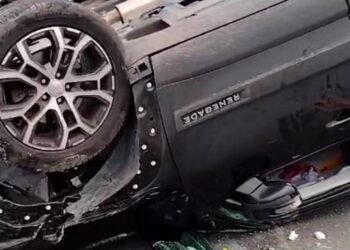 Vídeo: Motorista dorme ao volante, capota carro e fica ferido na zona Sul de Manaus