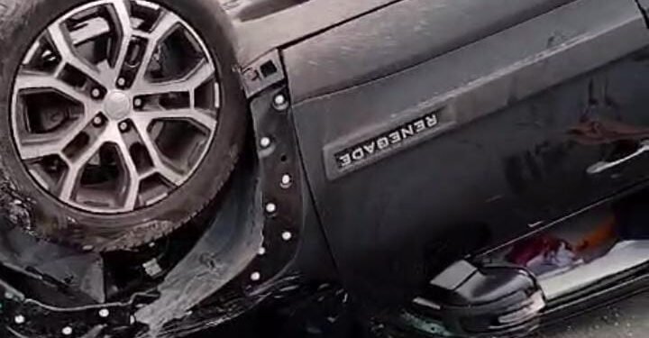 Vídeo: Motorista dorme ao volante, capota carro e fica ferido na zona Sul de Manaus