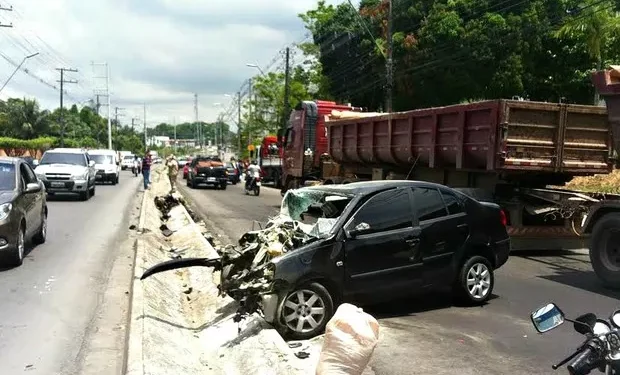 Acidente ocorreu na Avenida Torquato Tapajós (Foto: Ive Rylo